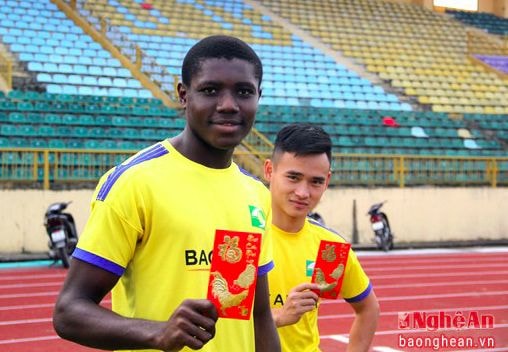 Cầu thủ xứ Nghệ khai xuân, nhận 'lì xì' đầu năm