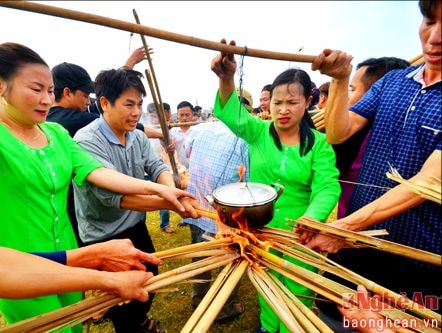 Hội thi nấu cơm ở xứ Nghệ đầu năm mới