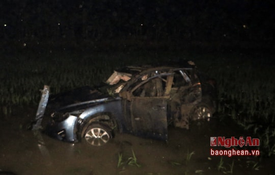 Cố vượt đường tàu, xe ô tô lao xuống ruộng, 4 người nguy kịch