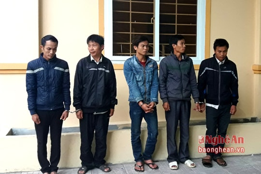 Bắt quả tang 11 đối tượng đánh bạc