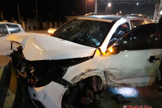 Xe nổ lốp đâm vào mố cầu, 5 người mắc kẹt, tài xế nguy kịch