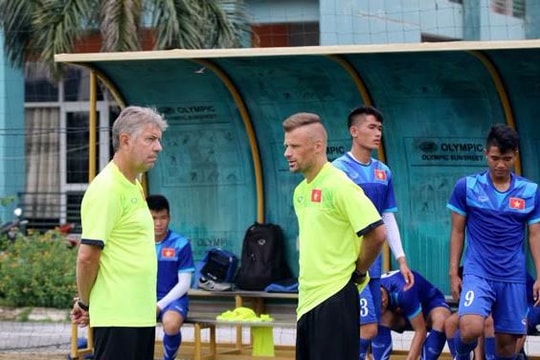 HLV Hữu Thắng được tăng cường 'chất Tây' trên tuyển