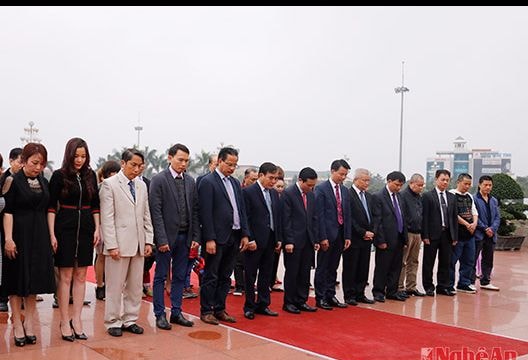 Kiều bào Nghệ An dâng hoa tưởng niệm Chủ tịch Hồ Chí Minh