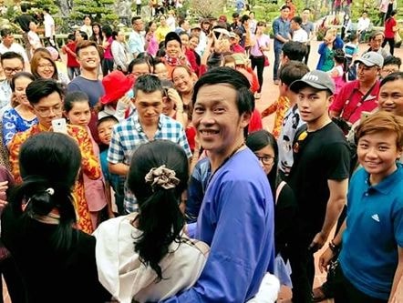 Khán giả vây kín Hoài Linh ở nhà thờ tổ ngày Tết