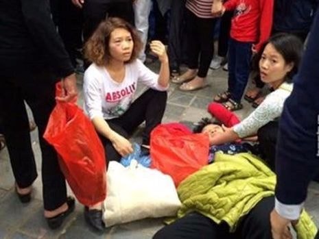 Xử phạt nhóm thanh niên xô xát làm ngã cụ bà ở chùa Hương