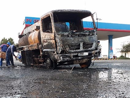 Tài xế lái xe bồn chở xăng đang cháy ra khỏi cây xăng