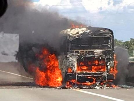 Xe 29 chỗ bốc cháy ở cao tốc, khách bỏ chạy thục mạng