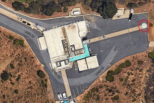 UFO đỗ gần phòng thí nghiệm của NASA?