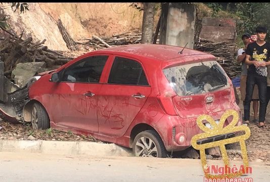 Mất lái, ô tô 4 chỗ nằm dưới mương thoát nước