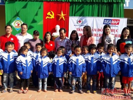 Trao hơn 250 áo ấm, dụng cụ học tập cho học sinh Đô Lương