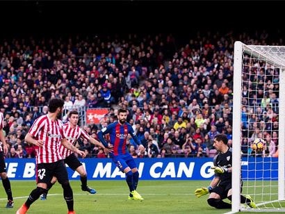 Messi ghi bàn từ góc hẹp, Barca rút ngắn cách biệt với Real