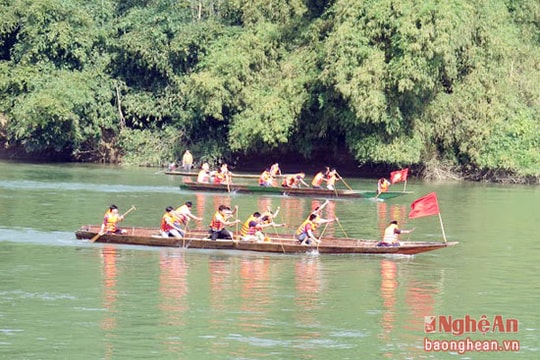 Náo nức hội đua thuyền đầu nguồn sông Lam