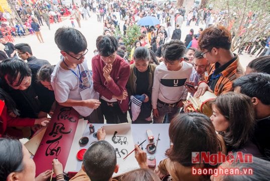 Hàng nghìn người xếp hàng xin chữ ở Chùa Đại Tuệ