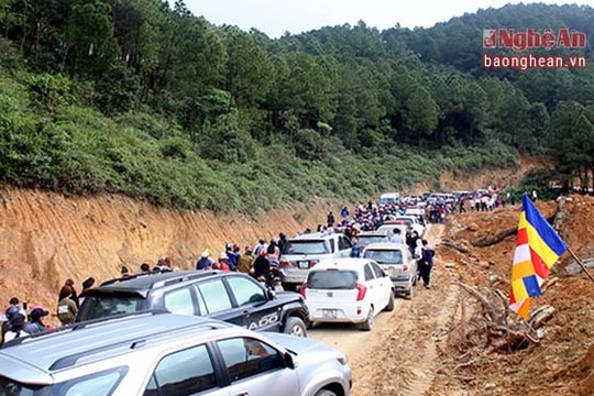 Tắc nghẽn gần nửa ngày trên đường lên chùa Đại Tuệ