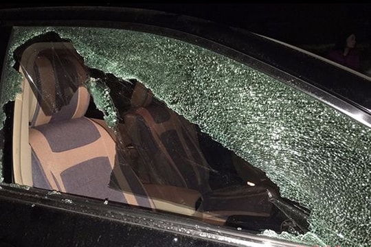 Chủ xe ô tô hoang mang vì bị đập vỡ kính, trộm phụ tùng