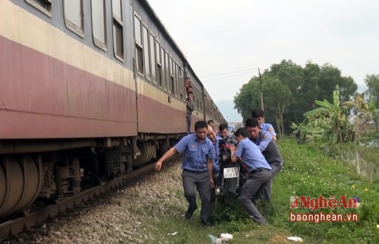 Băng qua đường sắt, người đàn ông bị tàu đâm văng 50 mét