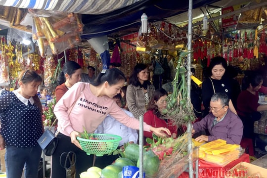 'Chợ lễ' trước cổng đền ông Hoàng Mười