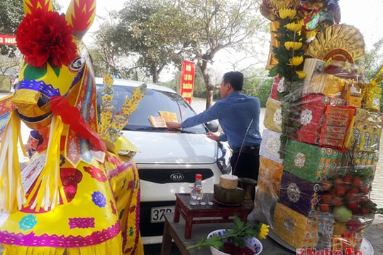 Người dân nườm nượp đi giải hạn cho... xe