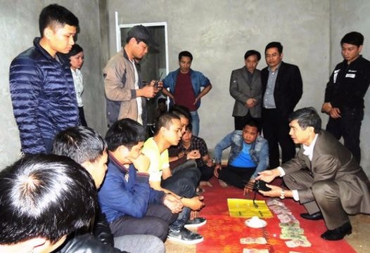 Phá sới bạc lúc nửa đêm, thu 4 bộ đàm và dao kiếm