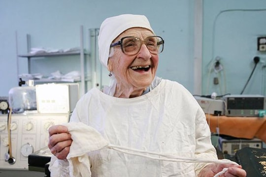 89 tuổi, bác sĩ phẫu thuật già nhất thế giới mổ 4 ca mỗi ngày