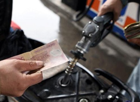 VCCI: Doanh nghiệp khó cạnh tranh nếu xăng 'gánh' thuế môi trường