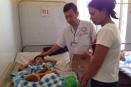 Sụp bồn cầu trong trường, bé trai bị nứt sọ não