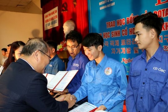 Trao tặng 40 suất học bổng cho sinh viên nghèo vượt khó