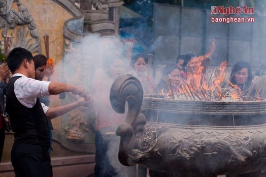 Tâm lý người Việt đi lễ: Đốt hương càng nhiều, công đức càng lớn?