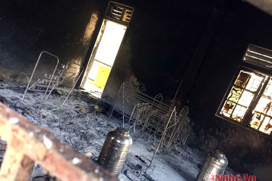 Cháy phòng học, cô trò phải mượn tạm nhà văn hoá bản