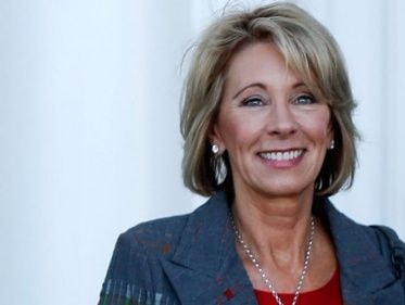 Phó tổng thống Mỹ phá thế bế tắc, phê chuẩn bộ trưởng Giáo dục