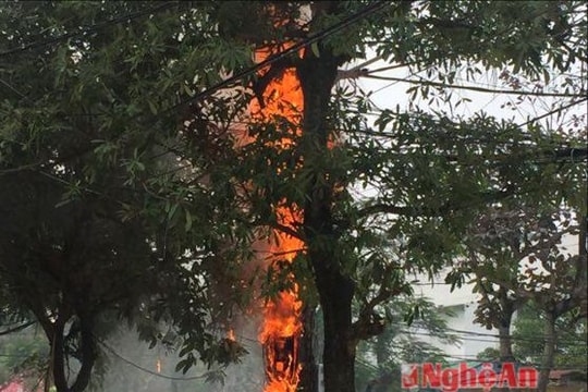 Cột điện trên đường Nguyễn Văn Cừ bốc cháy dữ dội giữa ban ngày