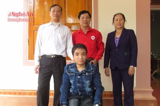 Nghĩa Đàn: Trao 10 xe lăn cho người khuyết tật