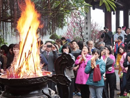 Giám đốc trung tâm hỗ trợ xuất khẩu đi lễ trong giờ làm việc
