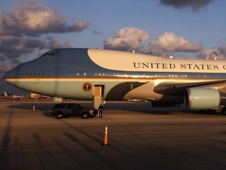 Một máy bay tiếp cận nguy hiểm với máy bay chở Tổng thống Trump