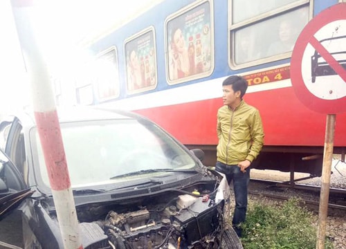 Xe 4 chỗ 'đối đầu' với tàu hỏa, lái xe bị thương nặng