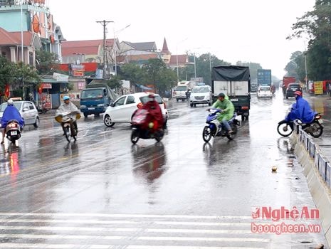 Tiềm ẩn nguy cơ tai nạn tại chân cầu vượt Quán Bánh