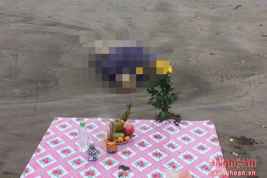 Thi thể nữ giới đã phân hủy trôi dạt vào bờ biển