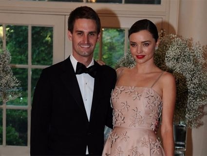 Ông chủ Facebook bị gái đẹp chỉ trích