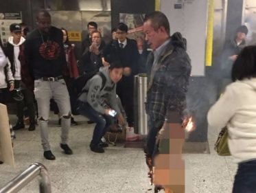 Tàu điện ngầm Hong Kong bị ném bom xăng, 17 người bị thương