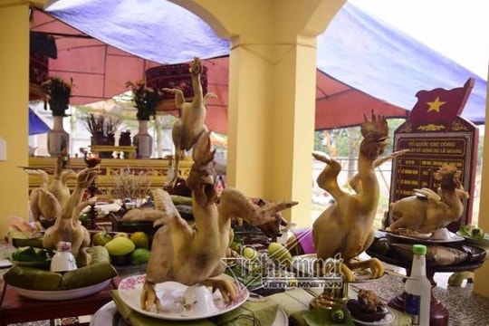 Độc đáo thế 'gà bay' trên cỗ cúng Rằm tháng Giêng