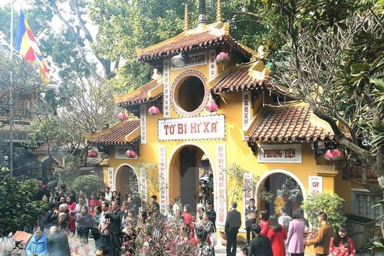 Bỏ việc đi lễ: Bài học sâu sắc cho những 'công bộc của dân'