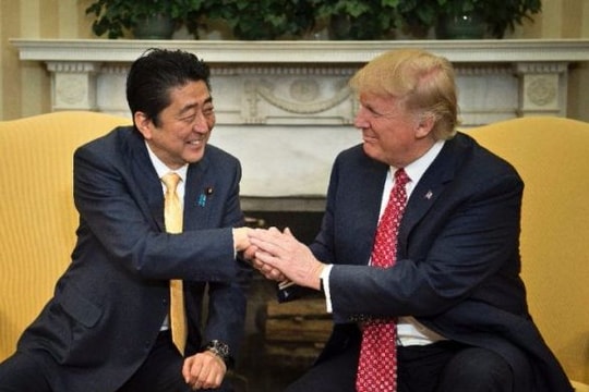 Ông Trump và ông Abe tay bắt mặt mừng ở Nhà Trắng