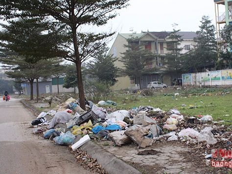 Rác thải xả khắp khu đô thị mới Vinh Tân (TP Vinh)