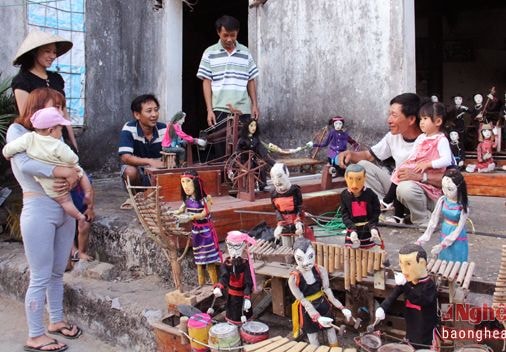 Lão nông biến phế liệu thành hàng trăm con rối điện