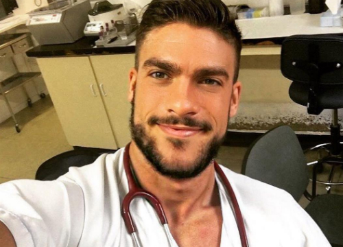 Nam y tá quyến rũ nhất hành tinh