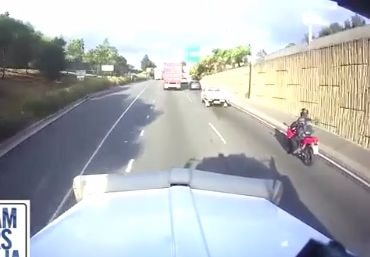 Lái xe môtô phanh gấp sau xe tải và cái kết không tưởng