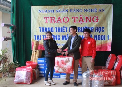 Trao quà trị giá trên 44 triệu đồng cho điểm trường bị hỏa hoạn thiêu rụi