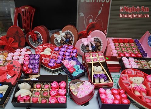 Thị trường Valentine 2017: Không 'đột phá' về chủng loại nhưng đa dạng về mẫu mã