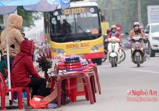 Ngày Valentine: Xe buýt 'tránh đường' cho hoa hồng và socola