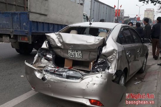 Tai nạn giao thông liên tiếp trên QL1A, 2 xe ô tô hư hỏng nặng